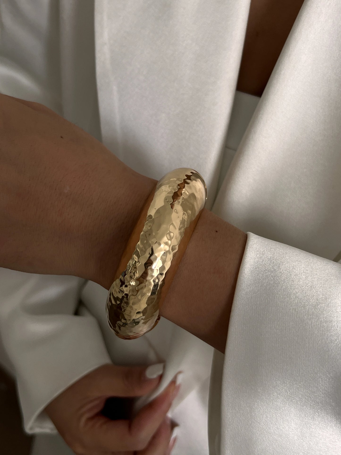 Bransoleta mankietowa – masywny metalowy design w stylu punk & chic