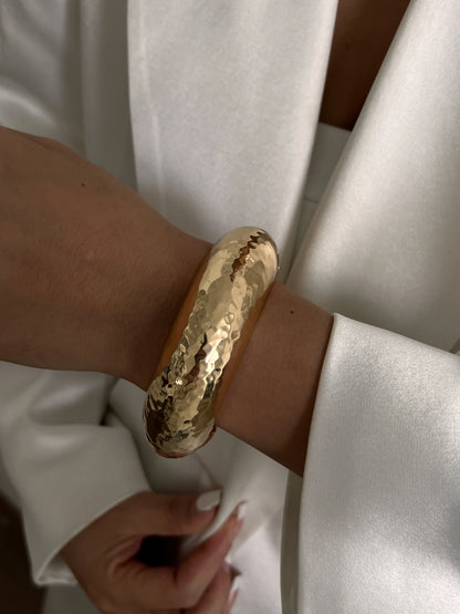 Bransoleta mankietowa – masywny metalowy design w stylu punk & chic