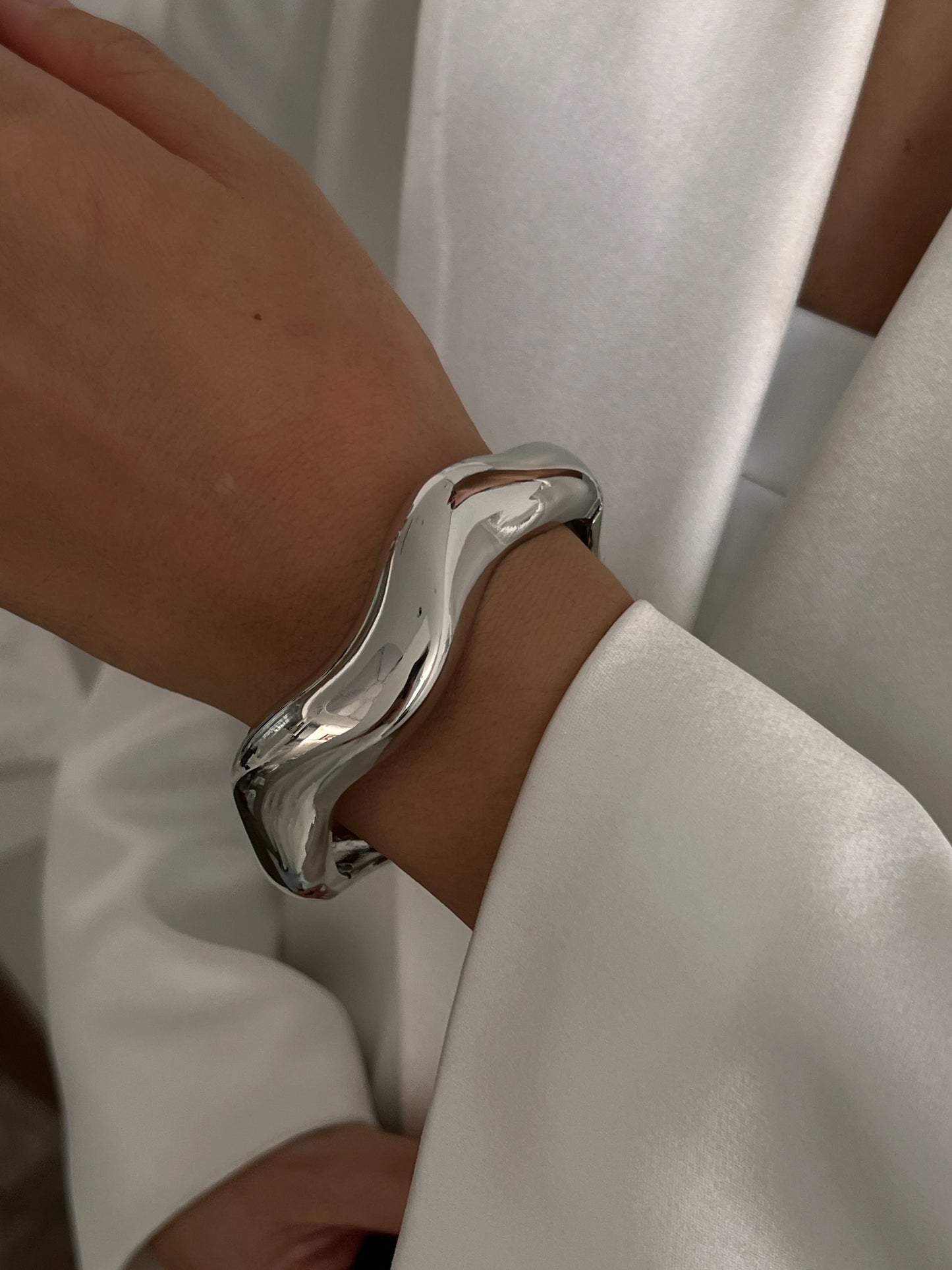 Bransoleta mankietowa – masywny metalowy design w stylu punk & chic