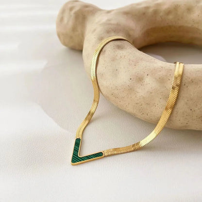 Minimalistyczny naszyjnik z zawieszką w kształcie litery V