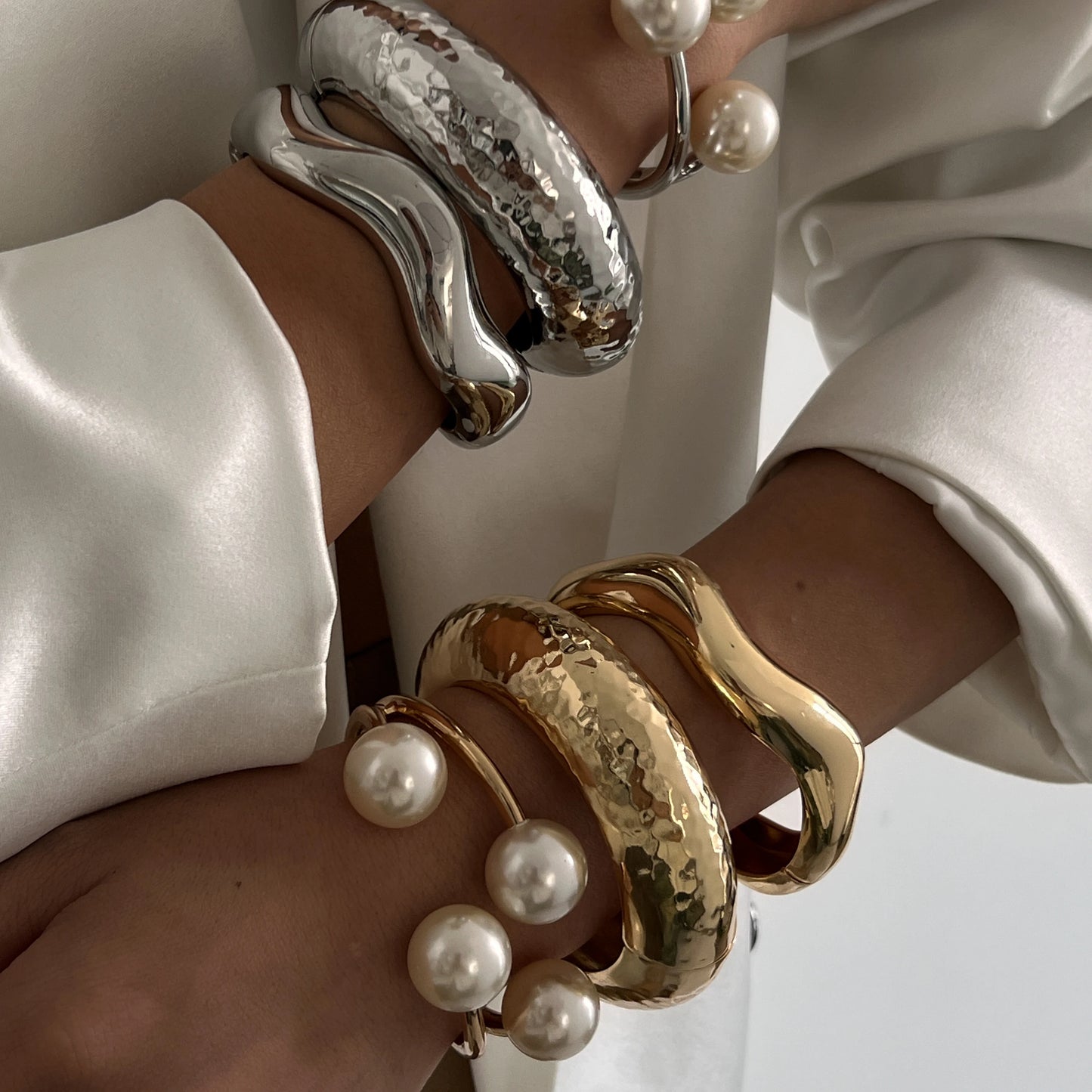 Bransoleta mankietowa – masywny metalowy design w stylu punk & chic