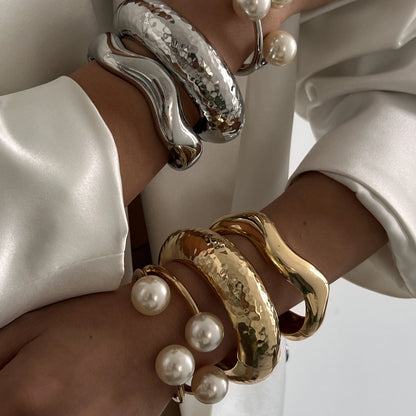 Bransoleta mankietowa – masywny metalowy design w stylu punk & chic