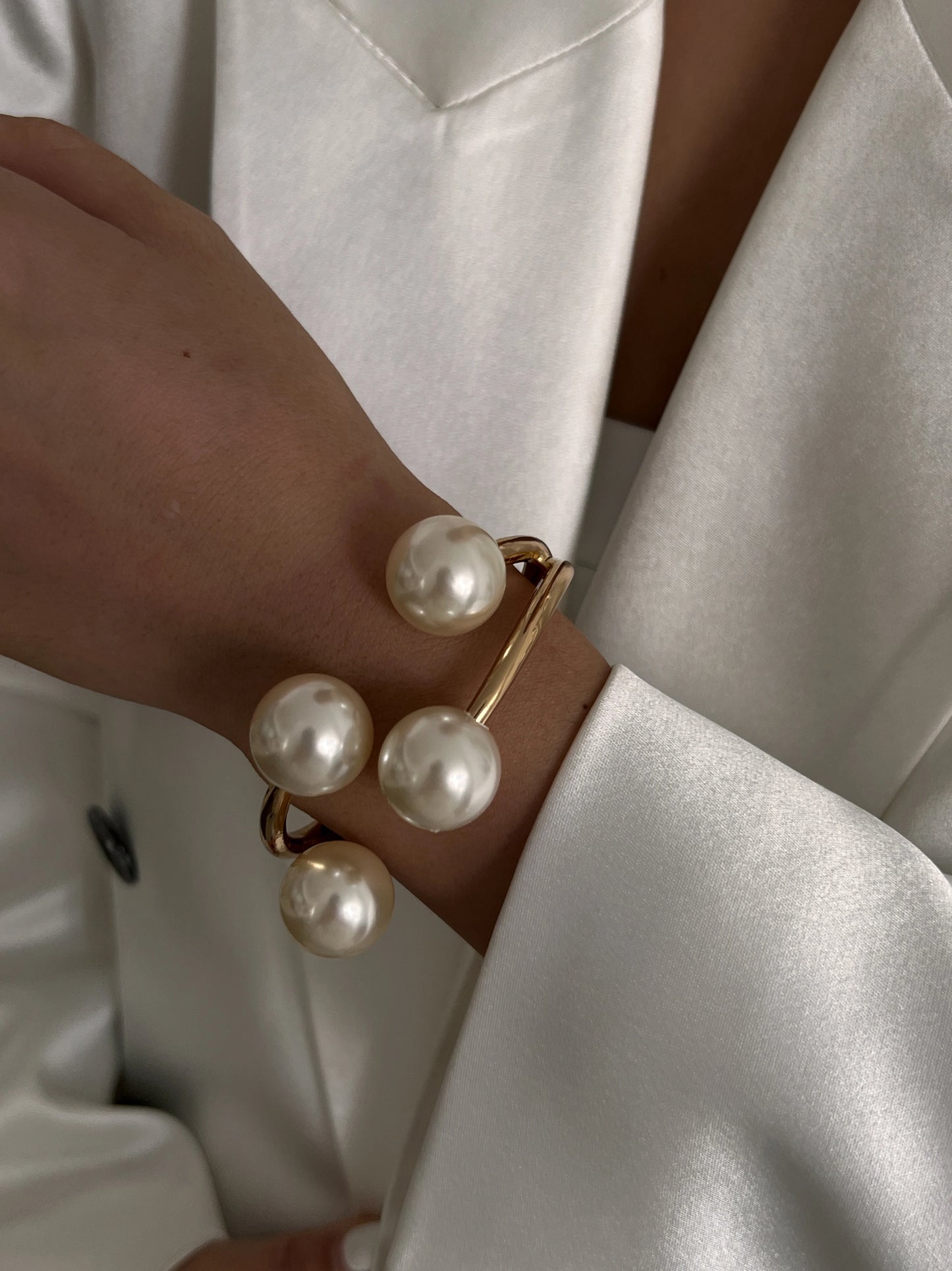 Bransoleta mankietowa – masywny metalowy design w stylu punk & chic