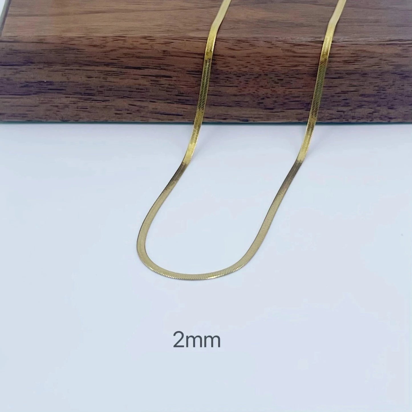 Naszyjnik typu choker ze stali szlachetnej – złoty splot w stylu herringbone