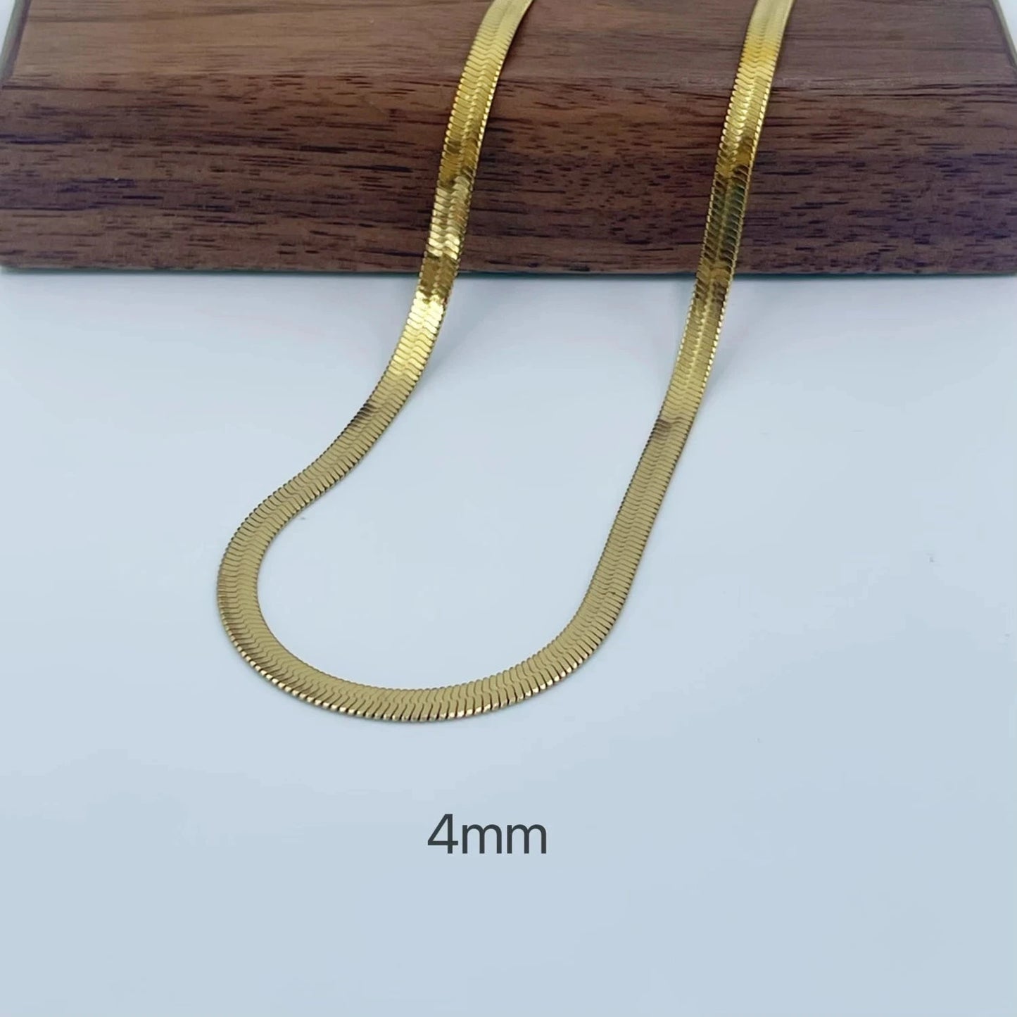 Naszyjnik typu choker ze stali szlachetnej – złoty splot w stylu herringbone