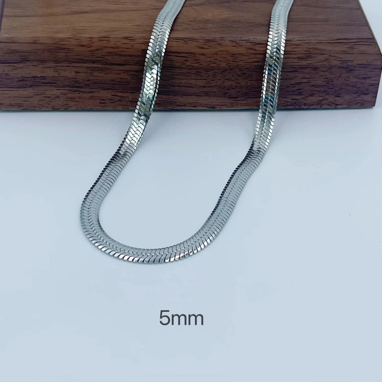 Naszyjnik typu choker ze stali szlachetnej – złoty splot w stylu herringbone