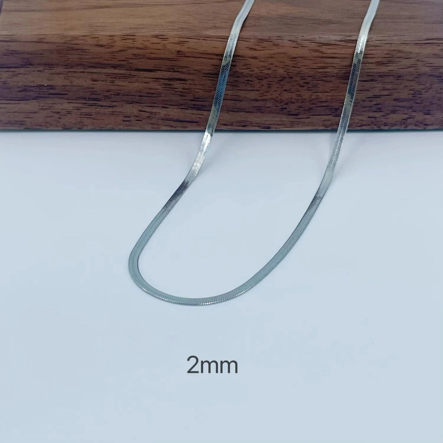 Naszyjnik typu choker ze stali szlachetnej – złoty splot w stylu herringbone