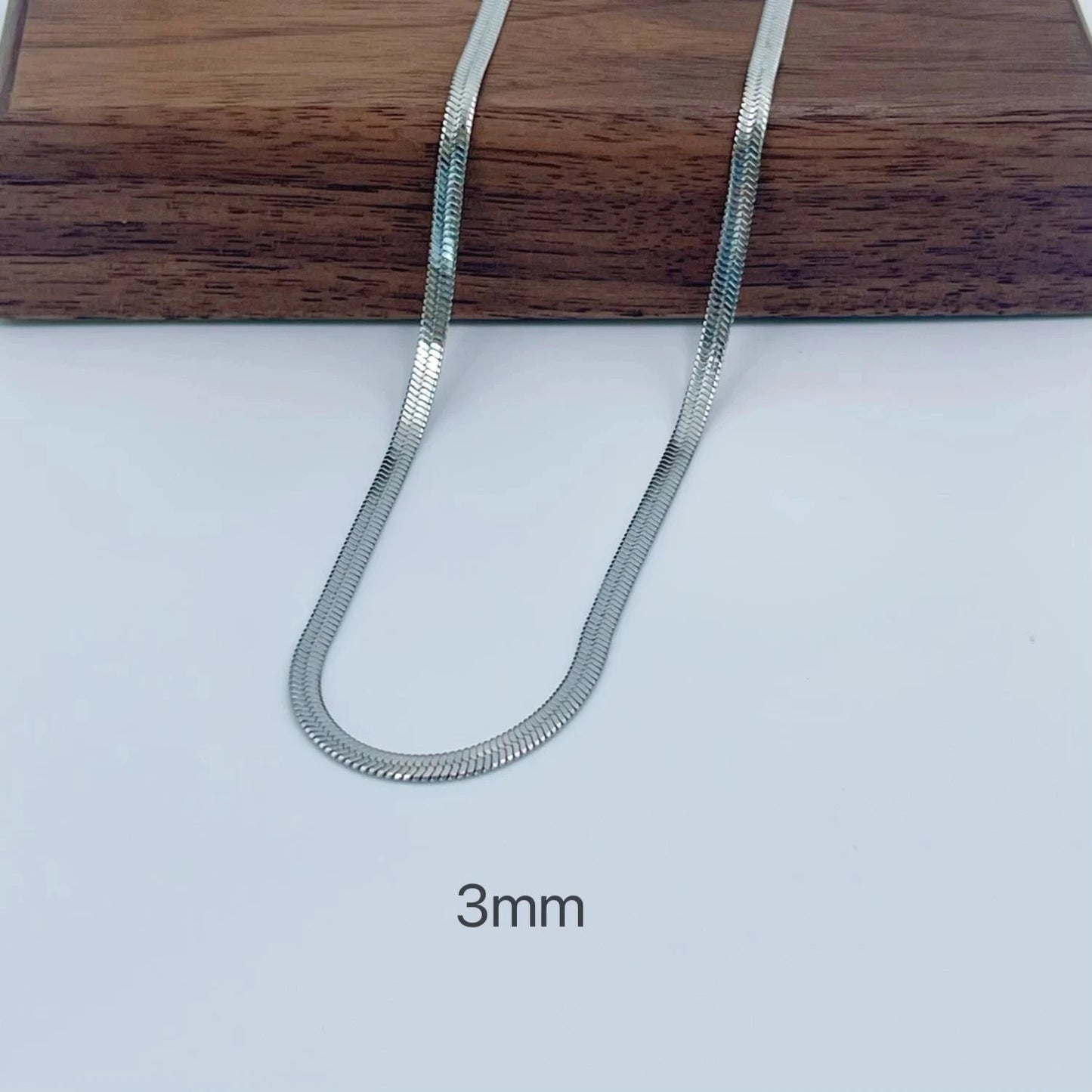 Naszyjnik typu choker ze stali szlachetnej – złoty splot w stylu herringbone