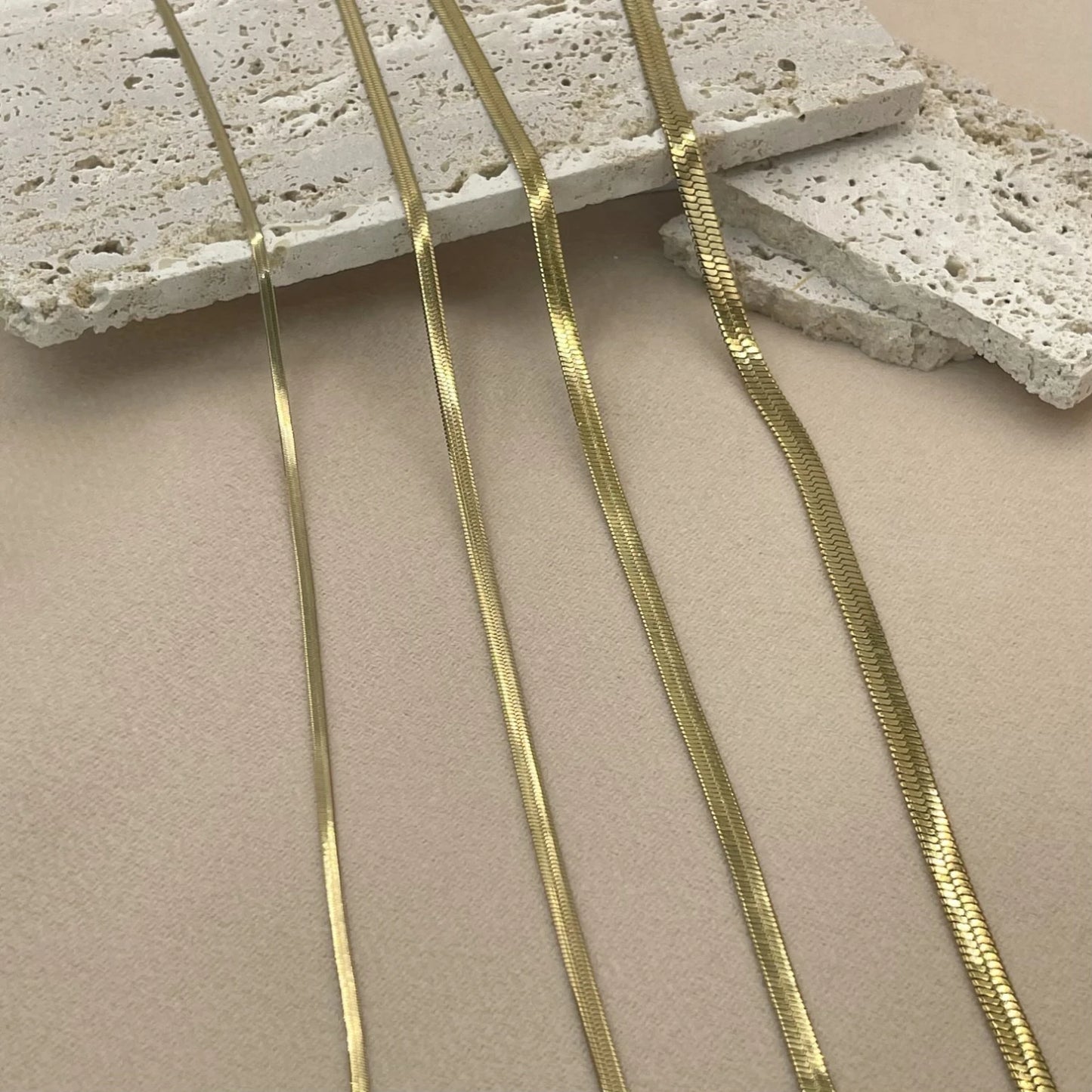 Naszyjnik typu choker ze stali szlachetnej – złoty splot w stylu herringbone