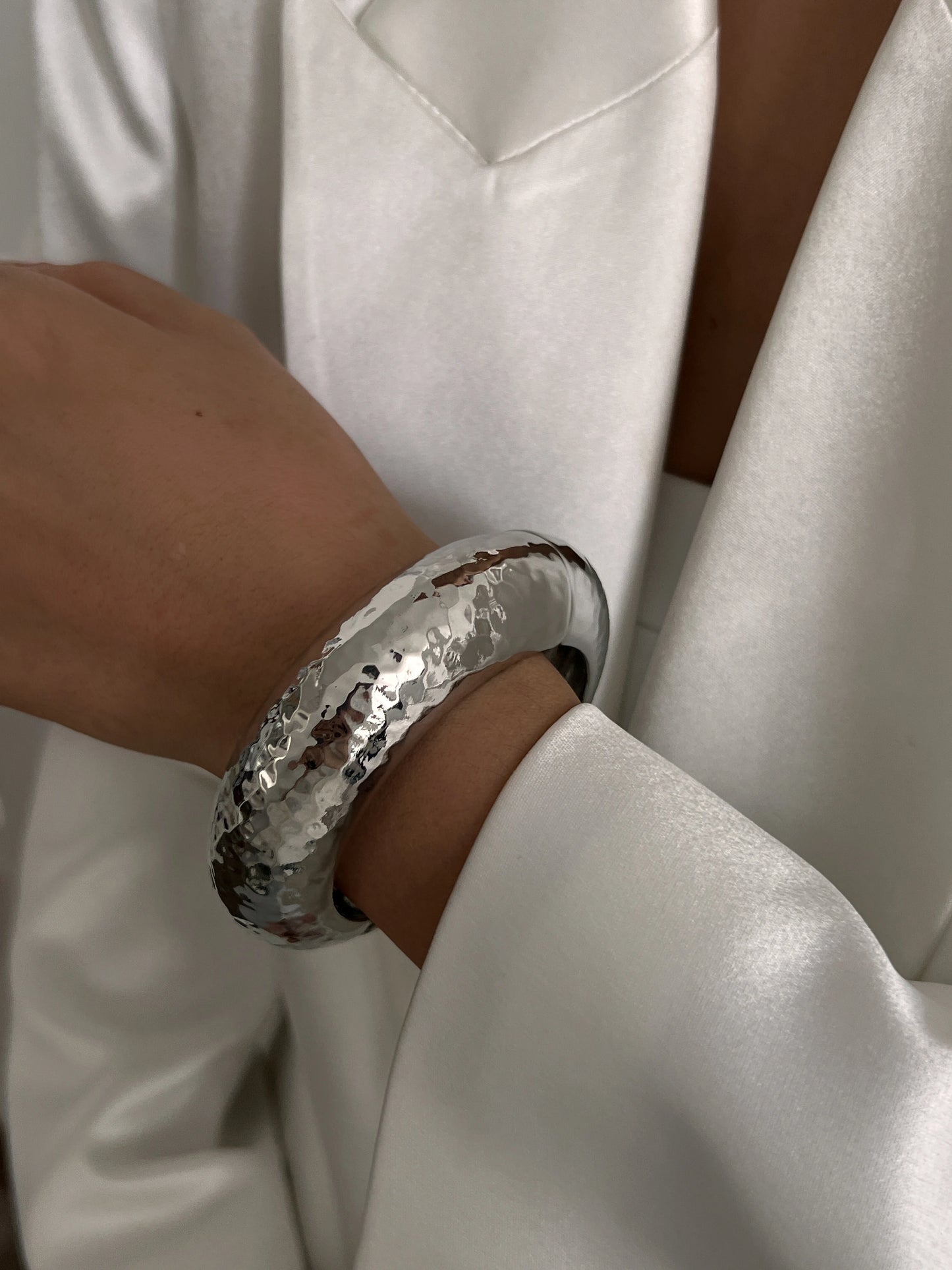 Bransoleta mankietowa – masywny metalowy design w stylu punk & chic