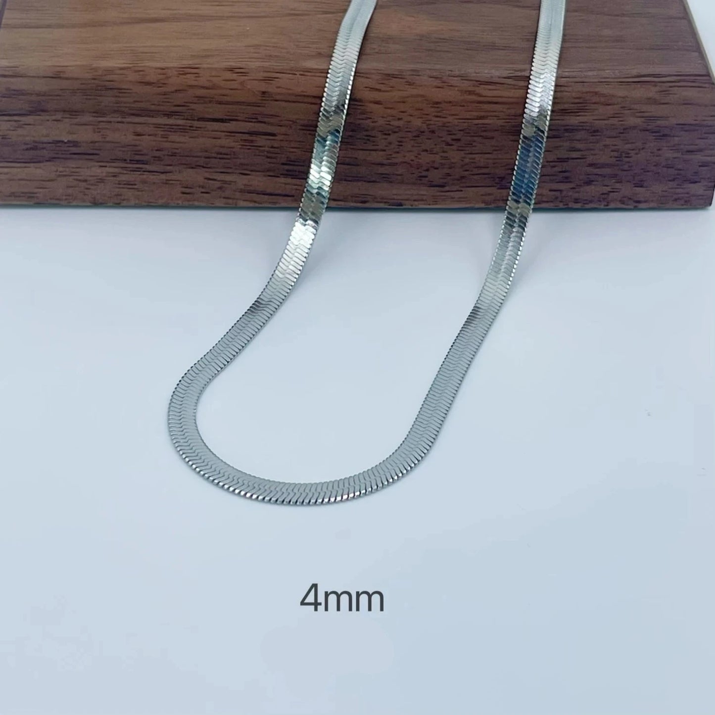 Naszyjnik typu choker ze stali szlachetnej – złoty splot w stylu herringbone